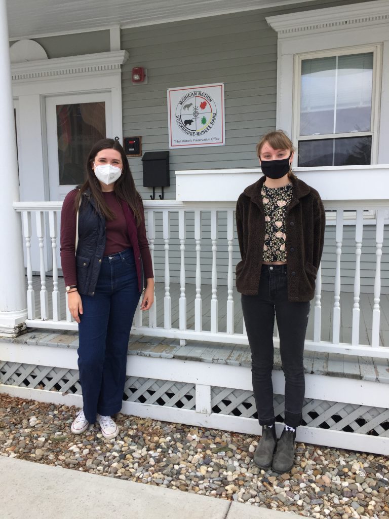 Image of Meadhbh Ginnane ’21 and Trudy Fadding ’23