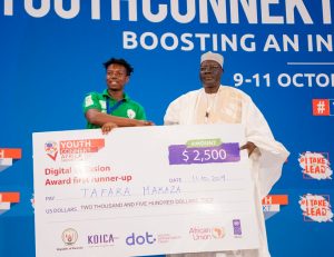Tafara Makaza accepting a prize at the YouthConnekt Africa Summit in Rwanda